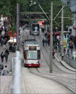 . Ein GT8Z-Stra�enbahn wird gleich die Br�ckenrampe zur Haltestelle  Hauptbahnhof  erklimmen. Diese Stra�enbahn ist eine Spezialkonstruktion von Duewag f�r Freiburg. 18.09.2010 (Matthias)