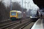 Links die VT 650.76 von der Ostdeutsche Eisenbahn GmbH als OE60 (OE 79309) nach Frankfurt Oder und rechts steht die VT 731 von der Niederbarnimer Eisenbahn als NE27 (NEB78954) nach Wensickendorf in Berlin-Karow. 17.02.2011
