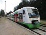 Auf dem Bahnhof Rennsteig gibt es wieder planmäßigen Bahnverkehr.So stand,am 05.April 2025,der STB VT102 und VT111 nach Erfurt zur Abfahrt bereit.Sogar eine Aufsicht mit roter Mütze,DR Uniform,Trillerpfeife und Kelle gibt es auf dem Bahnhof wieder.