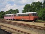 Während der 771 003 fast seine alte Farbgebung noch hat,ist die Farbe beim Beiwagen 971 003 fast verbliechen.Aufnahme,vom 27.Juni 2020,im Eisenbahnmuseum Gramzow.