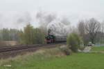 38 1301 beschleunigt ihren Sonderzug aus Linz nach Dresden bei Schönfeld zu Wiesau.