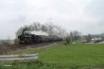 38 1301 beschleunigt ihren Sonderzug aus Linz nach Dresden bei Schönfeld zu Wiesau.