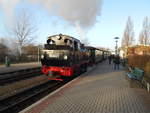 Bereits am Neujahrstag war wieder die 99 4802 im Einsatz,diesmal in Binz erwischte ich den Zug nach Ghren.