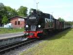 99 4011 wartet am 26.Mai 2010 in Putbus auf die 251 901 die noch am Zugschluß ran fahren muß.