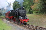 99 2324-4 mit MBB 14617 von Kühlungsborn West nach Bad Doberan kurz vor der Einfahrt in Bad Doberan.23.09.2023