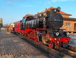 99 2324-4 mit MBB 14615 von Kühlungsborn West nach Bad Doberan kurz vor der Ausfahrt in Kühlungsborn West.09.02.2025