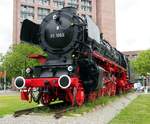 01 1063 auf dem Denkmalssockel beim Braunschweiger Hauptbahnhof am 16.06.2014.