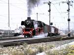 41 360 Öl mit gemischtem Güterzug mit: Pwghs 054; Hbis 442 Flachwagen mit Heeresfeldbahnlok als Ladegut; F-z 120 Muldenkippwagen; Ghkls 203 (Ged.Güterwagen); Fc 690