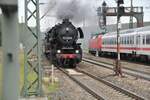 52 8168-8 und auf dem Nachbargleis ein IC mit 101 in Amstetten am 17.09.2011.