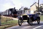 98 812 und Auto-Oldtimer vor Amstetten am 03.10.1982.