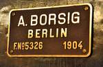 99 7203 bad C Fabrik-Schild (Nachbildung, neu) beim Alb-Bähnle in Amstetten beim erlaubten Blick hinter die Kulissen am 26.03.2022.