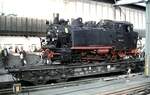 99 716 auf Spezialtransportwagen f�r Schalspurfahrzeuge auf dem Weg nach Meiningen mit Ausstellungsstop in Stuttgart am 22.10.1995.