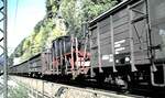Güterzug auf der Geislinger Steige mit einem eingestellten, beladenen Flachwagen aus Skandinavien.