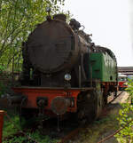 Etwas für Fotos ungünstig stehend, die Verschub-Dampflokomotive Emil Mayrisch 5, eine Krupp Bergbau, am 05 Juni 2011 im LWL-Industriemuseum Henrichshütte in Hattingen (bis 2007 WIM - Westfälisches Industriemuseum).

Die Krupp Typ Bergbau wurde 1953 Lokomotiv- und Waggonbaufabrik Krupp (LOWA) der Friedrich Krupp AG in Essen unter der Fabriknummer 3077 gebaut und als Lok IX an die Gewerkschaft Auguste-Victoria in Marl-Sinsen. Bis zu seiner Schließung 2015 war das Bergwerk das drittletzte aktive Steinkohlebergwerk Deutschlands sowie das zweitletzte im Ruhrgebiet.

1968 ging die Lok aber an die Grube Anna in Alsdorf des EBV - Eschweiler Bergwerks-Verein AG und wurde 1983 als ANNA Nr. 7 geführt, von 1983 bis zur Ausmusterung 1992 wurde die Lok  Emil Mayrisch 5  geführt. Im Jahr 1993 ging sie an das Bergbaumuseum Wurmrevier e. V. in Alsdorf und ging aber ende der 1990er an das damalige als geführt WIM - Westfälisches Industriemuseum, Standort Henrichshütte in Hattingen. 

Beschreibung des Typs  Bergbau  der Lokomotivfabrik Krupp (Essen):
Die normalspurige, vierachsige Tenderlokomotive war Teil des Nachkriegs-Typenprogramm Lokomotivfabrik in Essen und wurde sowohl in einer Naßdampf- als auch in einer Heißdampfversion geliefert. Zwischen 1948 und 1962 entstanden 30 Lokomotiven dieses Typs in der Lokomotivfabrik Krupp AG. Die  Bergbau  war nicht nur die leistungsstärkste, sondern mit Abstand mit 80 t die schwerste Maschine unter den Nachkriegsbauarten. 

Entstehungsgeschichte:
Während des Zweiten Weltkrieges erhielt Krupp den Auftrag zur Entwicklung einer schweren Dh2t-Lokomotivbauart für die Reichswerke Hermann Göring in Salzgitter, nach 1945 ging diese endgültig in der Salzgitter AG auf, die sich bis Ende der 1980er Jahre im Besitz der Bundesrepublik Deutschland befand. Nach Abschluss der Konstruktionsarbeiten wurde der Bau der 13 bestellten Maschinen kriegsbedingt zur Firma Werkspoor in Utrecht verlagert. Die Niederlande war ja von den deutschen Truppen besetzten worden. Bis zum Kriegsende konnte allerdings keine Lok fertig gestellt werden. Die angearbeiteten Baugruppen wurden kurz vor dem Abzug der Besatzungstruppen noch nach Essen überführt, wo sie nach Komplettierung und Endmontage ab 1948 zur ersten Serie der Bergbau wurden. 

Bauart:
Die Krupp Bergbau war für den schweren Übergabe- und Verschubdienst von Industrie- und Werksbahnen konzipiert. Entsprechend diesem Einsatzzweck war sie besonders robust und kräftig ausgeführt. Dank ihres vergleichsweise hohen Kesseldrucks, der großen Zylinder und des günstigen Übersetzungsverhältnisses war die mit vollen Vorräten 80 t schwere und rund 1.000 PSi starke Lok nicht nur die leistungsfähigste Type des Krupp-Industrielokprogramms, sondern die schwerste und stärkste vierachsige deutsche Tenderlok überhaupt. Im unteren Geschwindigkeitsbereich übertraf ihre Zugkraft sogar die der sechsachsigen Schlepptenderlok der Baureihe 50. Die zulässige Höchstgeschwindigkeit betrug 50 km/h. Zwecks Erzielung günstiger Kurvenlaufeigenschaften lagen nur der erste und dritte Radsatz fest im Rahmen, der zweite und vierte Radsatz waren jeweils um 15 mm seitenverschiebbar.

Die Type wurden in mehreren Baulosen gefertigt, die sich teilweise äußerlich unterscheiden lassen; die ersten beiden Serien besaßen viereckige Führerhausstirnfenster nach Art der Kriegslokomotiven, kantige Führerhausdächer und zwei sichtbare Kesselaufbauten (Dampfdom mit zwei Sandkästen unter gemeinsamer Verkleidung, separater Speisedom); später gebaute Loks hatten ovale Stirnfenster, abgerundete Führerhausdächer sowie eine durchgehende Verkleidung von Speisedom, Dampfdom und nur noch einem Sandkasten. Da sich der Wasservorrat von zunächst 8 m³ bei den auf der Hafenbahn der HOAG (Walsum – Oberhausen) eingesetzten Loks als etwas knapp erwiesen hatte, wurde ein Teil der später gebauten Maschinen mit vergrößerten hinteren Vorratsbehältern ausgerüstet. Der hintere Überhang wuchs dadurch um 150 mm, der Wasservorrat nahm auf 10 m³ zu. Einige Maschinen wurden ab Werk mit einem Mischvorwärmer ausgerüstet.

TECHNISCHE DATEN:
Gebaute Anzahl: 30
Baujahre: 1948 bis 1962
Bauart: D n2t oder D h2t
Spurweite: 1.435 mm (Normalspur)
Länge über Puffer: 11.100–11.250 mm (je nach Bauserie)
Höhe: 4.150 mm
Breite: 3.130 mm
Gesamtachsstand: 4.500 mm (3 x 1.500 mm)
Treibraddurchmesser: 1.200 mm (neu)
Dienstgewicht: 80 t
Höchstgeschwindigkeit: 50 km/h (vorwärts / rückwärts), diese zuletzt 25 km/h
Indizierte Leistung: 735 kW / 1.000 PS
Anfahrzugkraft: 223 kN
Kesselüberdruck: 15 bar
Zylinder: 2 (Ø 630 mm x 600 mm Hub)
Steuerungsart: Heusinger auβen
Rostfläche: 2,46 m² 
Überhitzerfläche: 42 m² 
Verdampfungsheizfläche: 118 m²
Wasservorrat: 10,0 m³
Kohlevorrat: 3 t
Kleinster bef. Halbmesser: 100 m
Bremse: Knorr 
