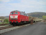 RPRS 218 319 holte,am 28.April 2022,von Themar beladene Holzwagen ab.