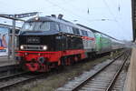 218 497+101 088 mit IC 2261(Greifswald-Hamburg)am 21.12.2025 im Rostocker Hbf.