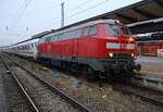 218 322 mit IC 2261(Greifswald-Hamburg)im Rostocker Hbf.18.01.2026