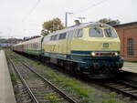 218 333 mu�te,am 18.Oktober 2026,warten bis der planm��ige RB,aus Lauterbach Mole,in Bergen/R�gen war,dann erhielt der Sonderzug Ausfahrt nach Putbus.