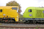 Vossloh HSG - 2 und 223 070 am 11.10.2026 in Tostedt, Westbahnhof.