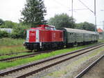 v100-ost-west/856087/integro-202-885-rangierteam-27juli-2024in IntEgro 202 885 rangierte,am 27.Juli 2024,in Bergen/Rügen den Wagenpark vom Bahnsteig zum Lokschuppen.