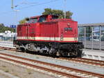 v100-ost-west/862330/110-722-6-als-tfzf-von-rostock-seehafen 110 722-6 als Tfzf von Rostock-Seehafen nach Warnemünde am 21.09.2024 in Warnemünde.