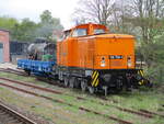 Aus dem Lokschuppen in Bergen/Rügen holte die 106 756,am 22.April 2025,einem mit einem Kessel beladenen Ks um dann nach Putbus zubringen.