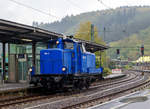 
Mit Höchstgeschwindigkeit (60 km/h bei der V 60) bei leichtem Regen fährt die ESG 9 (98 80 3364 778-1 D-ESGBI) der ESG Eisenbahn Service Gesellschaft mbH (Vaihingen an der Enz), ex DB 364 778-1, ex DB 360 778-5, ex DB 260 778-6, sowie ex DB V 60 778, am 11.05.2019 bei Regen durch den Bahnhof Betzdorf/Sieg in Richtung Köln.

Die V 60 der leichten Bauart wurde 1960 von Henschel & Sohn in Kassel unter der Fabriknummer 30067 und als V 60 778 an die Deutsche Bundesbahn geliefert.
