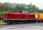 Die 213 335-3 (92 80 1213 335-3 D-NESA), der NeSA Eisenbahn-Betriebsgesellschaft Neckar-Schwarzwald-Alb mbH (Rottweil), ex DB V 100 2335, ist am 29.04.2022, mit der SPENO Schienenschleifeinheit RR 16