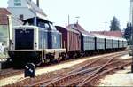 211 154-0 mit Umbauwagen in Krumbacham 24.07.1983.