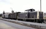 212 100-2mit Behelfspackwagen und Umbauwagen Typ B 3 yg 761 als Schülerzug in Krumbach am 01.08.1981.