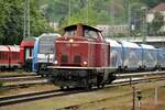 212 089-7 rangiert vor abgestellten 2462 009-8 Siemens Gohead Bayern in Ulm am 20.05.2023.