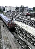 212 mit Nahverkehrszug, 3 Silberlinge, in Augsburg am 23.06.1985; im Hintergrund fährt die 290 157-2 mit einem gemischtem Güterzug.