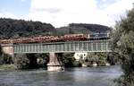 DB 212 mit Holztransport auf der Rheinbrücke bei Koblenz CH und Waldshut D am 23.08.1980.