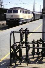 215 001-9 mit Eilzug; der erste Wagen ist ein Typ E 30 Wagen.