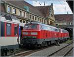 Die beiden DB 218 421-6 und 423-2 haben EC nach Lindau gebracht, nun wird eine SBB Re 4/4 II (Re 421) den Zug für die Weiterfahrt übernehmen.