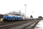 218 054 und 218 057  Die Schlümpfe  vor dem IC Allgäu fahren durch Vöhringen am 04.12.2021.