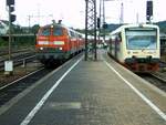 Ein Autoreisezug mit 218 166-7 und einer weiteren 218 ist in Ulm eingefahren.