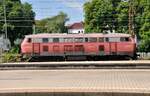 218 417-4, eine etwas heruntergekommene 218 fährt brummend zum Abschleppen aus Ulm am 02.06.2022.