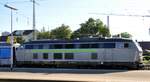218 468-7 mit dem Ferienexpress Stuttgart - Singen (9280 1 218 468-1 D-RIS) mit Streifen in Leuchtgrün in Ulm am 10.07.2022.
