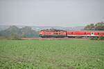 218 mit Wochenendzug; der erste Wagen ist ein umgebauter Fahrradwagen bei Laupheim am 13.10.2012.