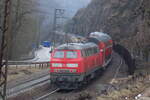 218 409-1 und 218 439-8 mit Doppelstockzug im Sandwich auf der Geislinger Steige am 12.03.2009.