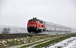 218 429-8 mit IC Allgäu 2012 bei Illertissen bei leichtem Schneefall am 27.01.2023.