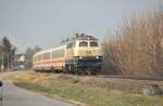 218 446-3 mit IC 2012 fährt durch Bellenberg am 16.02.2023.