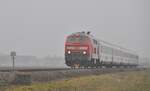 218 425-7 kommt bei Bellenberg mit IC 2012 Allgäu aus dem starken Dunst in Richtung Ulm am 13.02.2023.