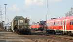Die Lücke und den Augenblick abgepasst: 218 495-0 und eine weitere 218 mit IC 2013 Allgäu in voller Fahrt zwischen 612 059 und dem Tragschnabelwagen AMPP, mit einem 375 t Trafo beladen in