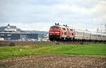 218 411-7 und eine weitere 218 mit IC Allgäu 2012 bei Illertissen am 03.04.2023.
