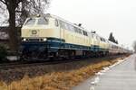 IC Allgäu 2012  ein weißes 218-Doppel türkis/beige 218 446-3 und 218 460  Conny  in Bellenberg am 14.12.2021.