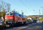 Die 218 191-5 (92 80 1218 191-5 D-MZE) der MZE - Manuel Zimmermann Eisenbahndienstleistungen, Hellenhahn-Schellenberg (Ww), ex DB 218 191-5, fährt am 04 November  2024, als Lz (Lokzug) bzw. auf Tfzf (Triebfahrzeugfahrt), durch den Bahnhof Kirchen(Sieg) in Richtung Betzdorf bzw, Köln,

Die V 164 (BR 218) wurde 1973 bei Krupp unter der Fabriknummer 5205 gebaut und an die DB geliefert, im Juli 2018 wurde sie dann ausgemustert und an Manuel Zimmermann Eisenbahndienstleistungen verkauft.