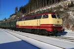 NeSa 218 105 treft am 3 Jänner 2026 mit ein Sonderzug aus Titisee und Villingen in Seebrugg ein.