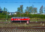 Die 218 385-3 (92 80 1218 385-3 D-DB) der DB Fernverkehr AG steht am 22 April 2026 im Vorfeld vom Hauptbahnhof L�beck, sie wartet wohl auf den IC 2262 von Hamburg nach Rostock Hbf, denn die Strecke nach Bad Kleinen ist nicht elektrifiziert. Aufnahme aus einem Zug heraus.

Die V 164 wurde 1975 bei Henschel in Kassel unter der Fabriknummer 31843 gebaut und als 218 385-3 an die DB geliefert.